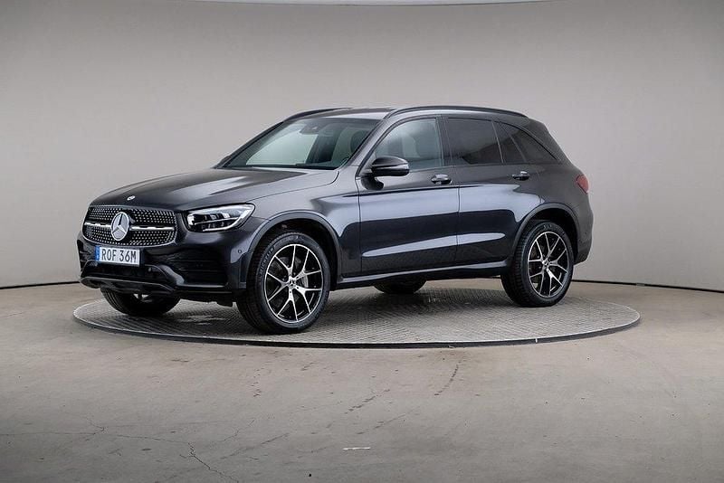 Grå Begagnad 2022 Mercedes GLC300e AMG line Plus SUV | 449 000 kr (Marknadspris) - Bild 1/4