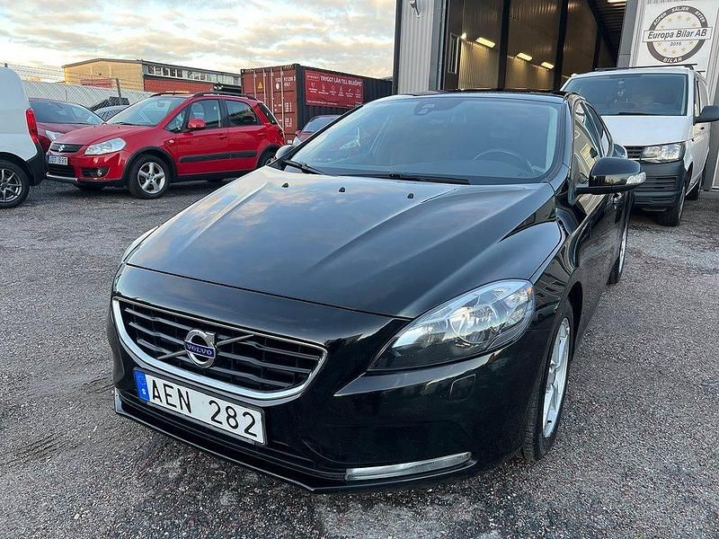 Svart Begagnad 2013 Volvo V40 Kinetic Kombi | 94 900 kr (Marknadspris) - Bild 1/4