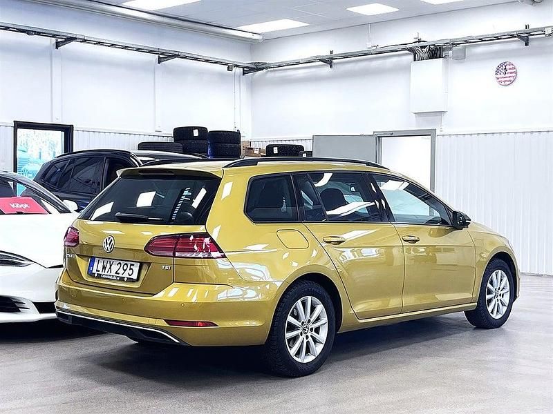 Begagnad VW Golf VII 110 HK (80 kW) 2017 Curcuma yellow metallic Kombi