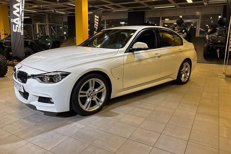 Vit Begagnad 2017 BMW 330 M Sport Sedan | 249 900 kr (Marknadspris) - Bild 1/4