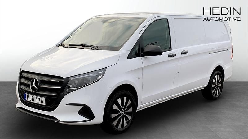 Svart Begagnad 2025 Mercedes Vito Van | 564 900 kr - Bild 1/4