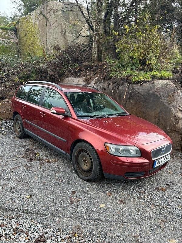 Röd Begagnad 2007 Volvo V50 Kinetic Kombi | 5 000 kr (Superpris) - Bild 1/4