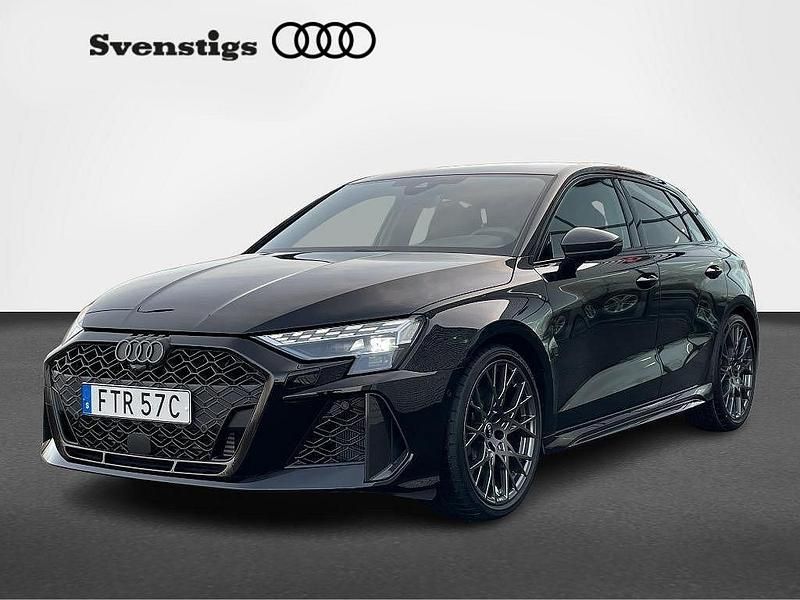 Svart Begagnad 2024 Audi RS3 Sportback Design Halvkombi | 758 900 kr - Bild 1/4