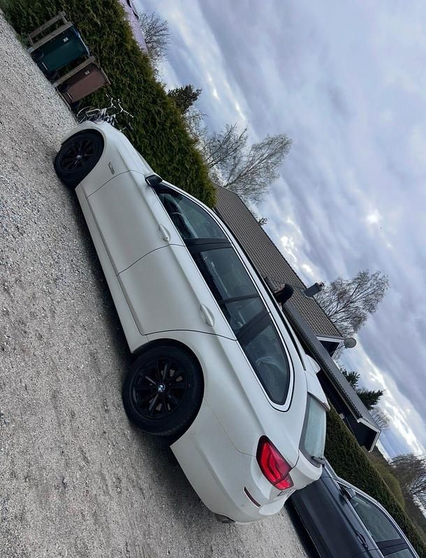 Vit Begagnad 2013 BMW 520 Kombi | 98 000 kr (Bra pris) - Bild 1/4