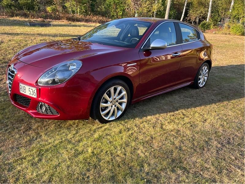 Röd Begagnad 2011 Alfa Romeo Giulietta Distinctive Halvkombi | 89 000 kr (Dyr) - Bild 1/4