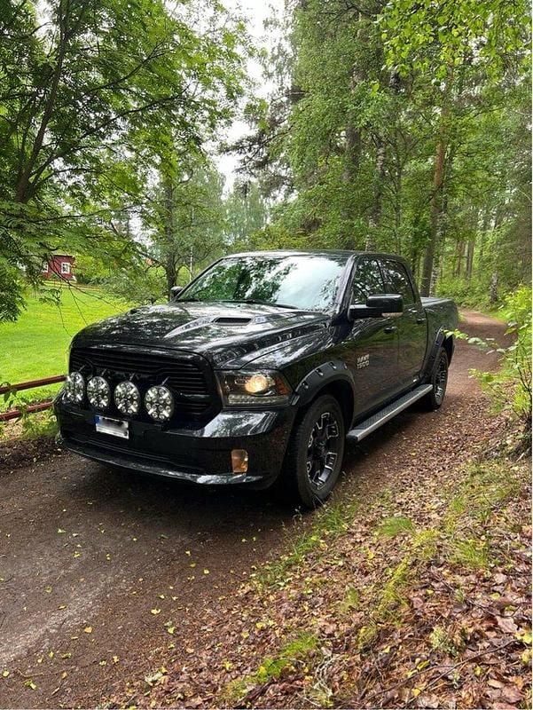 Svart Begagnad 2018 Dodge Ram Pickup | 410 000 kr (Marknadspris) - Bild 1/3
