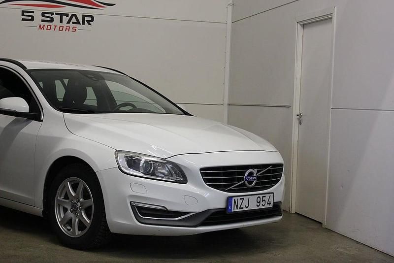 Begagnad Volvo V60 Momentum 163 HK (119 kW) 2013 Vit Kombi