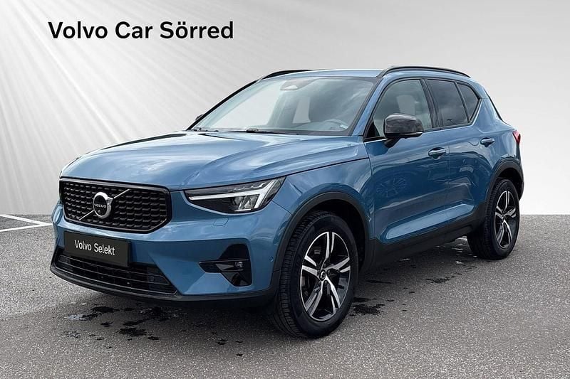 Blå Begagnad 2023 Volvo XC40 Plus SUV | 359 900 kr (Marknadspris) - Bild 1/3