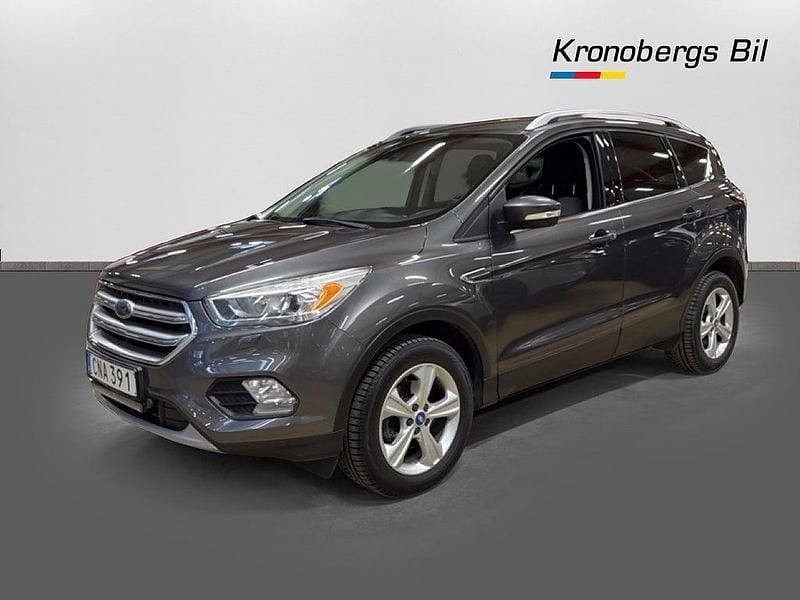 Grå metallic Begagnad 2017 Ford Kuga Titanium SUV | 134 500 kr (Marknadspris) - Bild 1/4