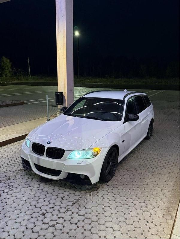 Begagnad 2011 BMW 325 Comfort Edition Kombi | 124 999 kr - Bild 1/4