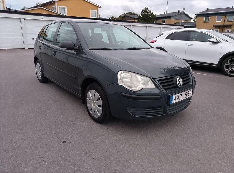 Grå Begagnad 2006 VW Polo Trendline Halvkombi | 28 500 kr (Marknadspris) - Bild 1/4