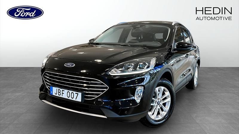 Svart (black) Begagnad 2023 Ford Kuga Titanium SUV | 259 900 kr (Marknadspris) - Bild 1/4