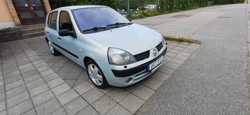 Ljusgrå (grå) Begagnad 2003 Renault Clio II Expression Halvkombi | 19 900 kr (Marknadspris) - Bild 1/4