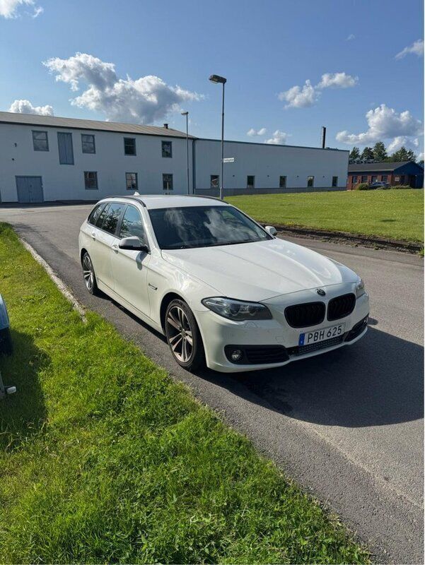 Vit Begagnad 2017 BMW 520 Kombi | 135 000 kr - Bild 1/4