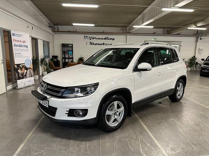 Vit Begagnad 2013 VW Tiguan Sportline SUV | 99 900 kr (Marknadspris) - Bild 1/4