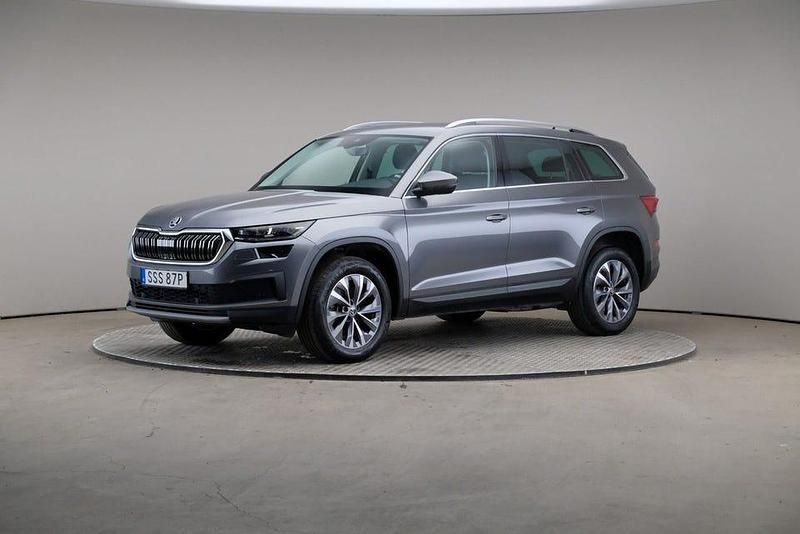 Grå Begagnad 2023 Skoda Kodiaq Business Line SUV | 409 000 kr (Marknadspris) - Bild 1/4