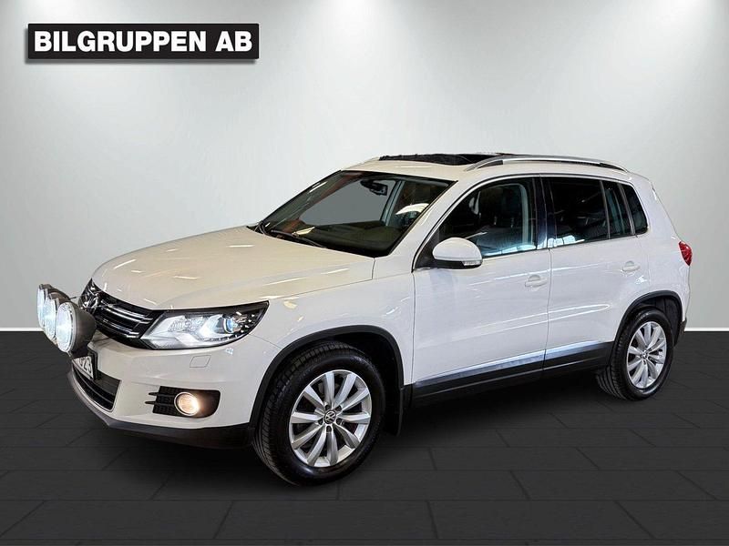 Vit Begagnad 2012 VW Tiguan Sportline SUV | 109 900 kr (Marknadspris) - Bild 1/4