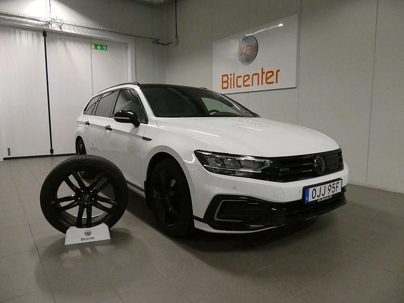 Vit Begagnad 2020 VW Passat GTE Kombi | 257 900 kr (Lite dyr) - Bild 1/4