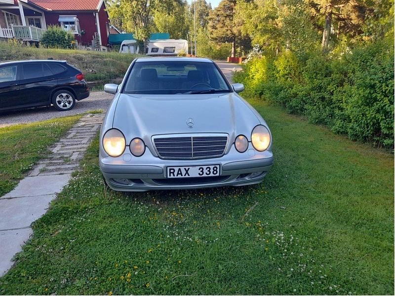 Grå Begagnad 2000 Mercedes E200 Sedan | 23 000 kr - Bild 1/4