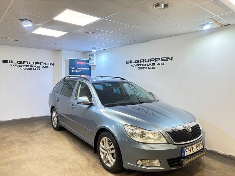 Ljusgrå Begagnad 2012 Skoda Octavia Kombi | 44 800 kr (Marknadspris) - Bild 1/4