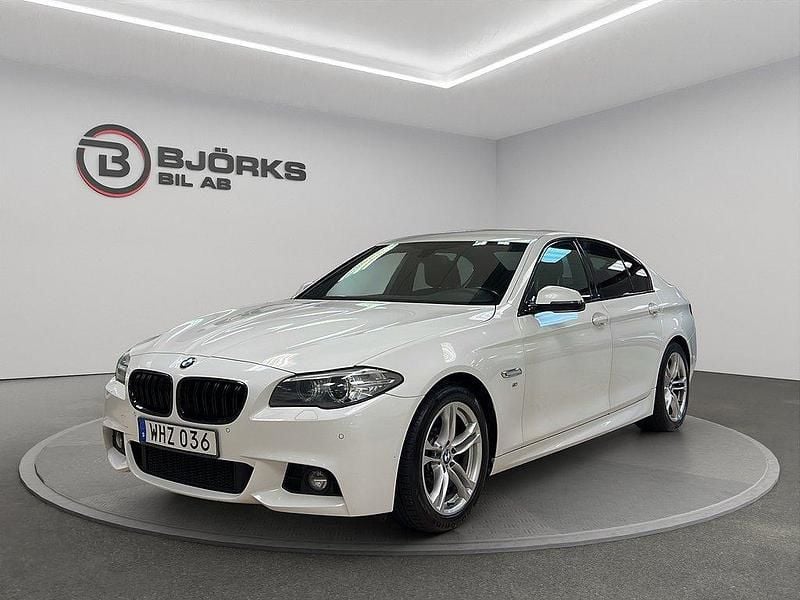 Vit Begagnad 2013 BMW 520 M Sport Sedan | 164 500 kr (Dyr) - Bild 1/4