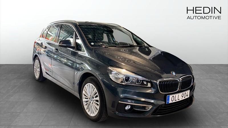 Grå (grey) Begagnad 2017 BMW 225 iPerformance Kombi | 189 900 kr - Bild 1/4