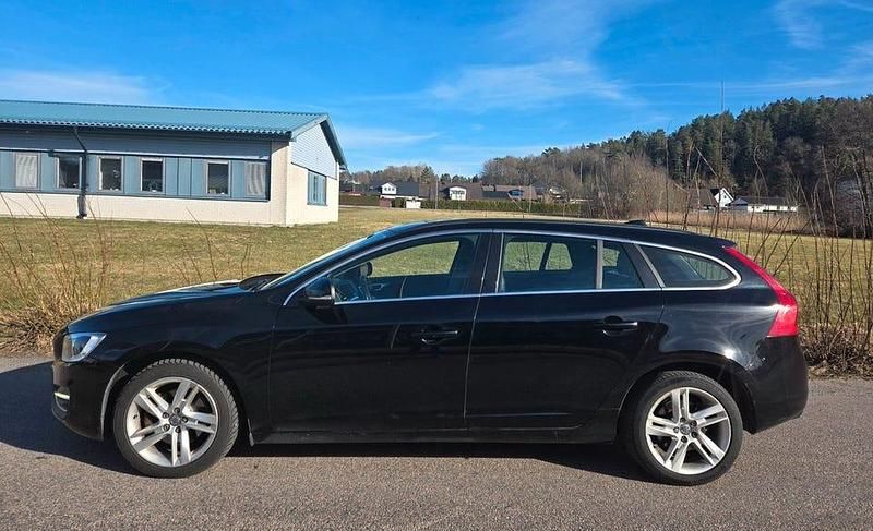 Begagnad Volvo V60 Momentum 191 HK (140 kW) 2016 Svart Kombi