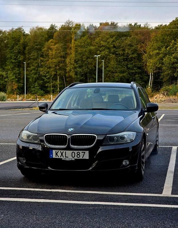 Begagnad 2011 BMW 318 Kombi | 69 900 kr (Marknadspris) - Bild 1/4