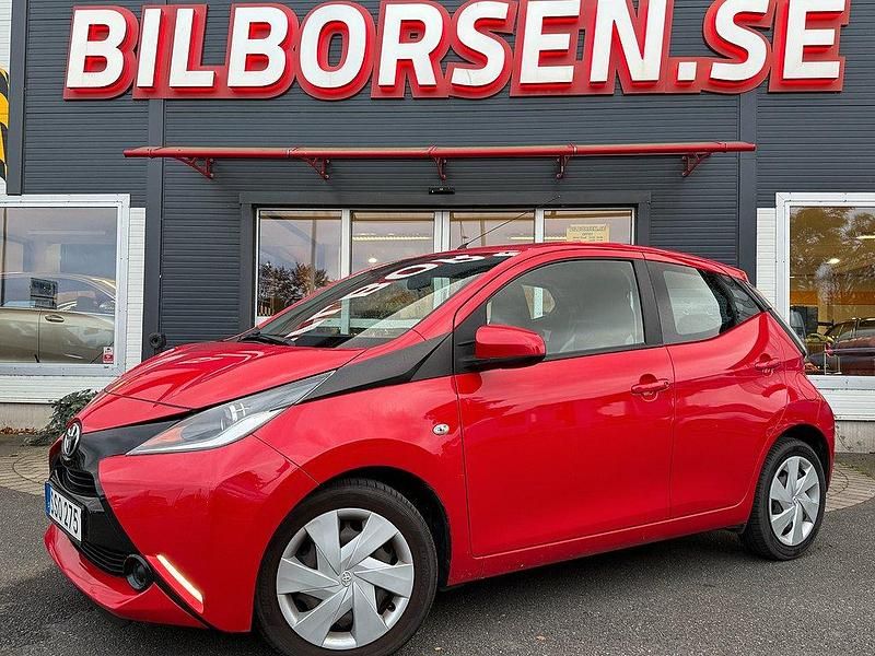 Röd Begagnad 2018 Toyota Aygo X-play Halvkombi | 99 000 kr (Marknadspris) - Bild 1/4