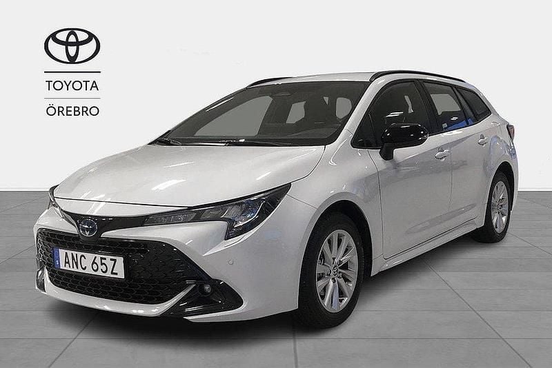 Grå Begagnad 2025 Toyota Corolla Active Kombi | 309 900 kr (Marknadspris) - Bild 1/4