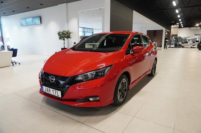 Röd/orange Begagnad 2023 Nissan Leaf Acenta Halvkombi | 194 800 kr (Bra pris) - Bild 1/4