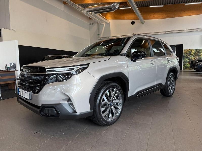 Brun (cashmere gold opal) Begagnad 2025 Subaru Forester SUV | 449 900 kr (Marknadspris) - Bild 1/4