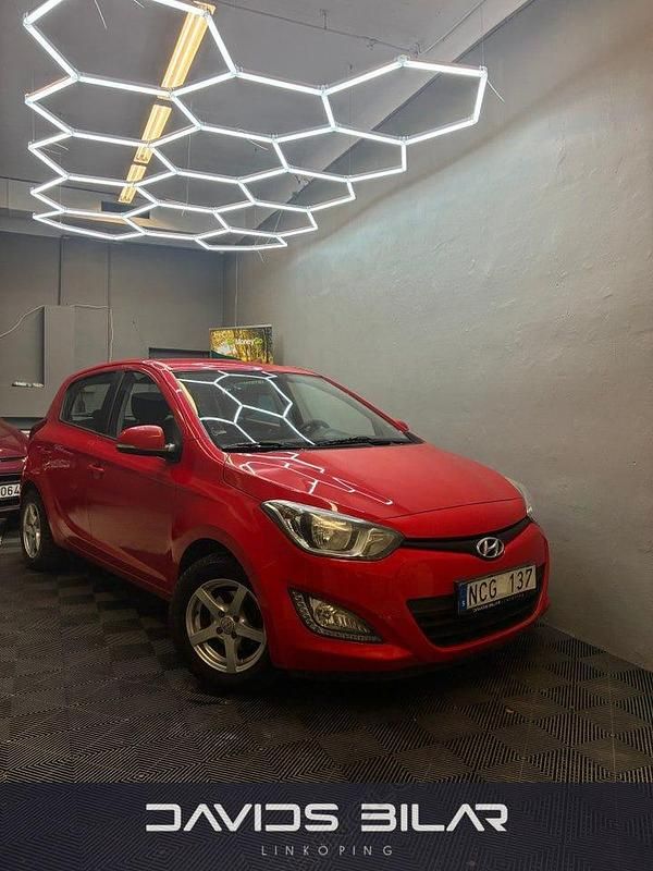 Begagnad Hyundai i20 Premium 84 HK (61 kW) 2012 Röd Halvkombi