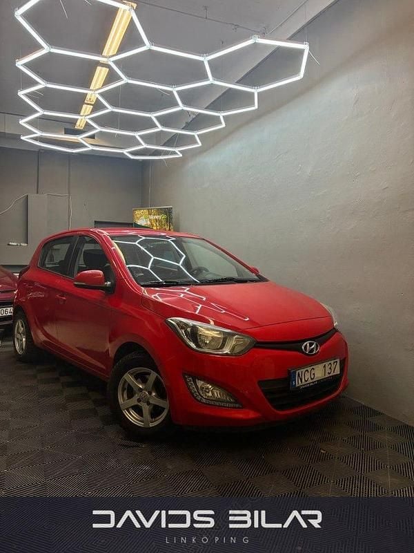 Röd Begagnad 2012 Hyundai i20 Premium Halvkombi | 37 500 kr (Marknadspris) - Bild 1/4