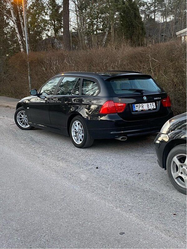 Svart Begagnad 2011 BMW 320 Comfort Edition Kombi | 85 000 kr (Marknadspris) - Bild 1/3