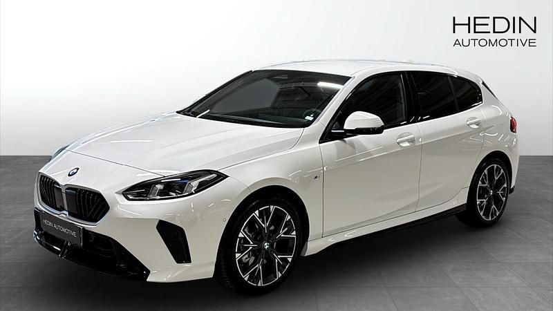 Vit (white) Begagnad 2025 BMW 120 M Sport Halvkombi | 409 700 kr - Bild 1/4