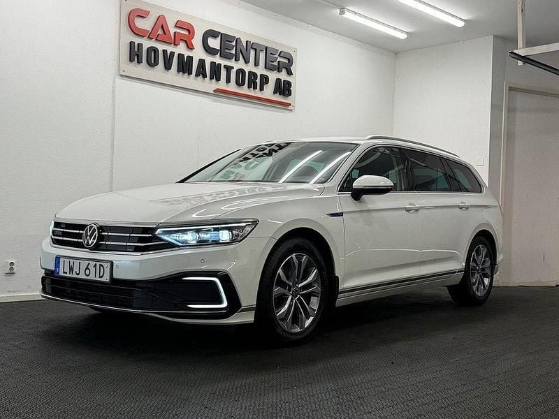 Vit Begagnad 2021 VW Passat GTE Kombi | 169 900 kr (Superpris) - Bild 1/4