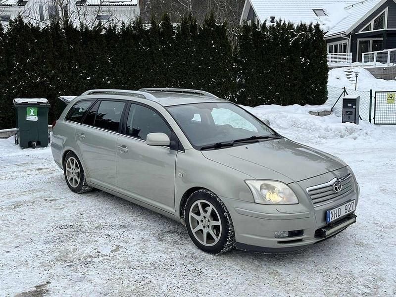 Ljusgrön Begagnad 2005 Toyota Avensis Kombi | 29 900 kr (Marknadspris) - Bild 1/4