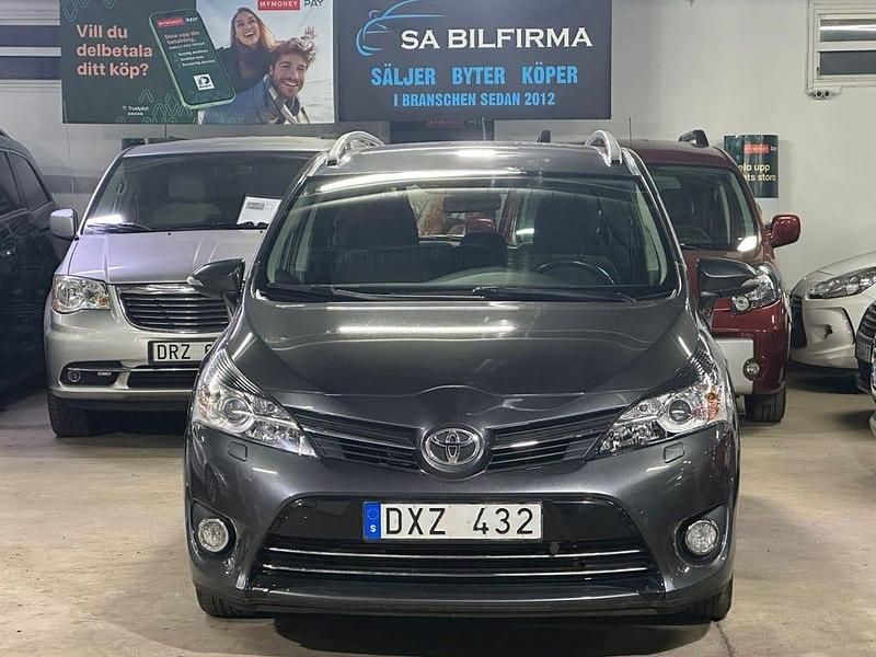 Mörkgrå Begagnad 2013 Toyota Verso Minibuss | 69 900 kr (Lite dyr) - Bild 1/4