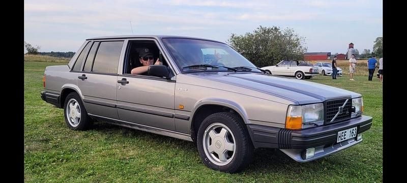 Grå metallic Begagnad 1988 Volvo 740 Sedan | 55 000 kr - Bild 1/4