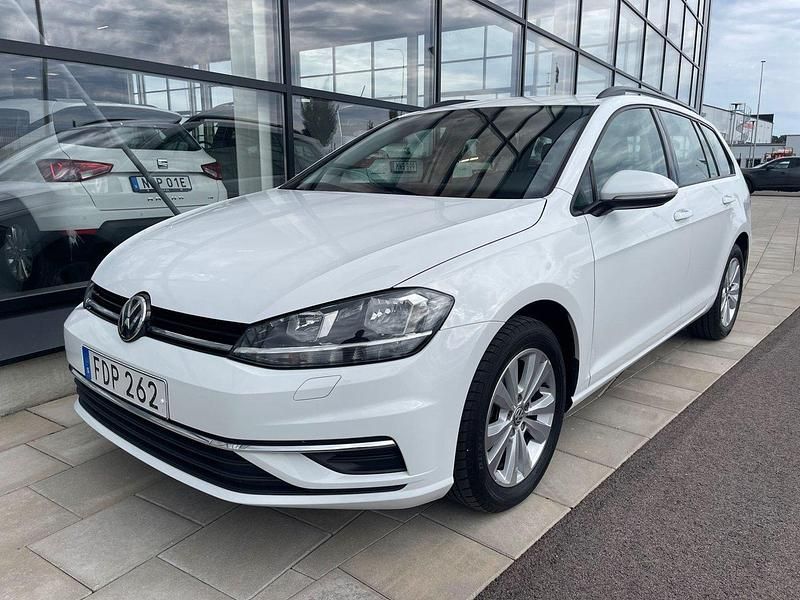 Vit Begagnad 2018 VW Golf VII Kombi | 179 900 kr (Lite dyr) - Bild 1/4