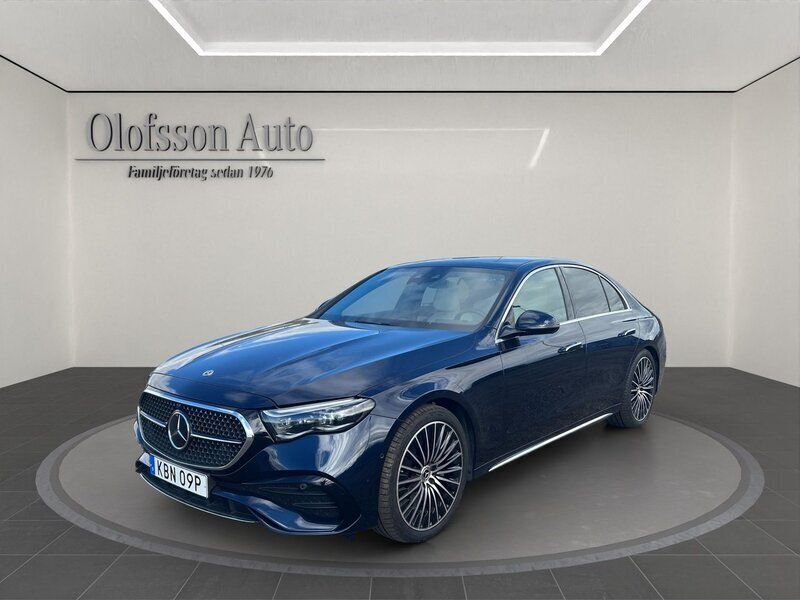 Mörkblå (nautiskblå metallic) Ny 2024 Mercedes E220 AMG Sedan | 749 000 kr - Bild 1/4