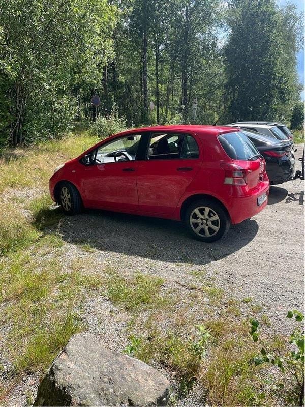 Röd Begagnad 2010 Toyota Yaris Halvkombi | 40 000 kr (Marknadspris) - Bild 1/2