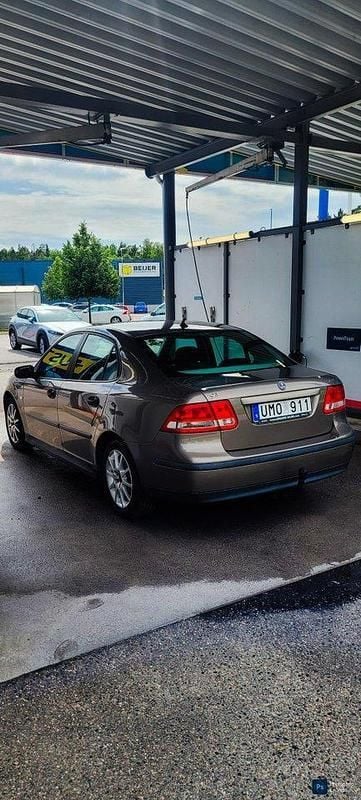 Brun Begagnad 2004 Saab 9-3 Sedan | 30 000 kr (Marknadspris) - Bild 1/4