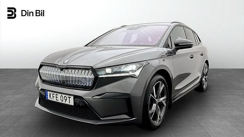 Grå Begagnad 2023 Skoda Enyaq iV SportLine SUV | 439 900 kr (Marknadspris) - Bild 1/4