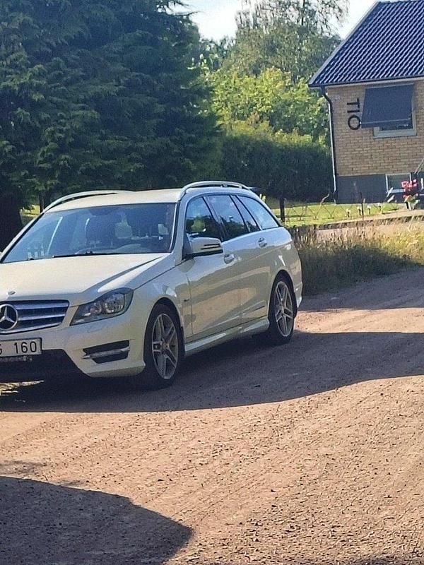 Vit Begagnad 2012 Mercedes C180 AMG Kombi | 59 000 kr (Marknadspris) - Bild 1/4
