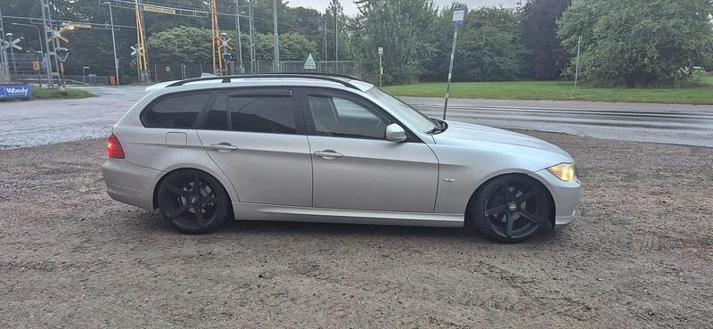 Silver Begagnad 2009 BMW 320 Kombi | 58 000 kr (Marknadspris) - Bild 1/4