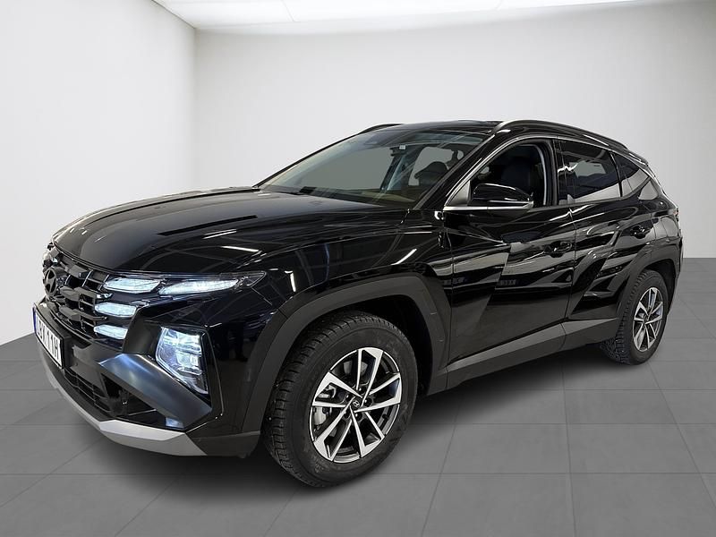 Svart Ny 2025 Hyundai Tucson SUV | 469 800 kr (Marknadspris) - Bild 1/4