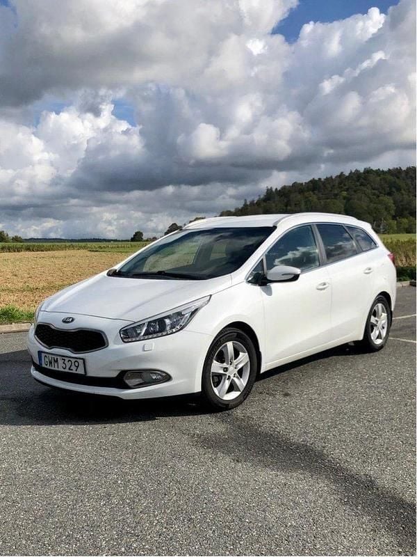 Vit Begagnad 2015 Kia Ceed Sportswagon Comfort Kombi | 52 000 kr (Bra pris) - Bild 1/4