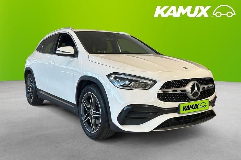 Vit Begagnad 2020 Mercedes GLA200 AMG SUV | 338 900 kr (Marknadspris) - Bild 1/4